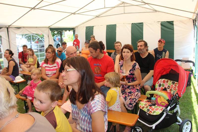 Desítky stánků, kolotoče, ale také ukázky řemesel a pestrý program studia Bez kliky nabídla letošní Anenská pouť v Drahotuších u Hranic. Na akci jen v sobotu zamířily tisíce lidí.