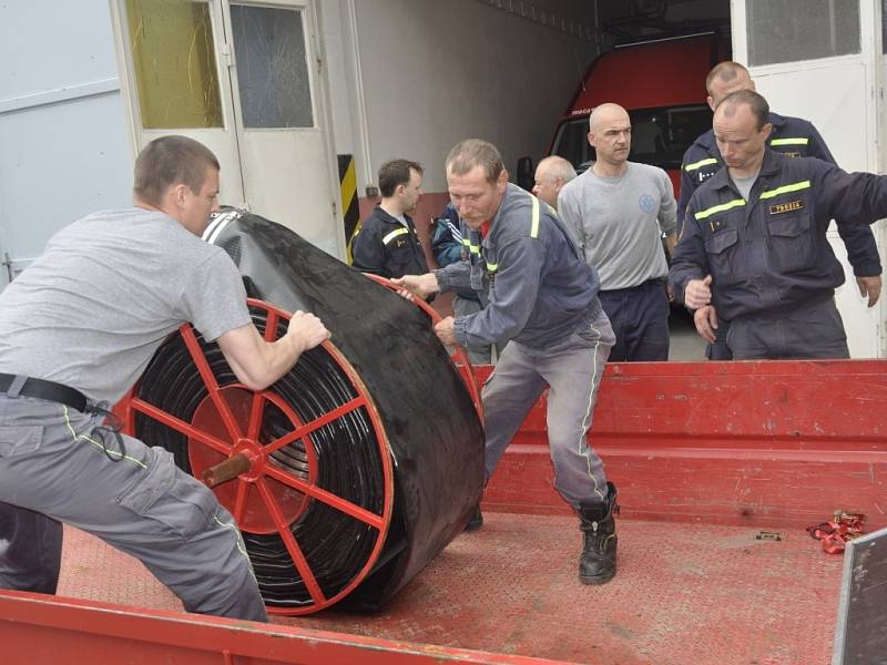 Přerovští hasiči naložili velkokapacitní čerpadlo a vyrazili do zaplavených Čech. V Praze budou pomáhat s odčerpáváním vo­dy.