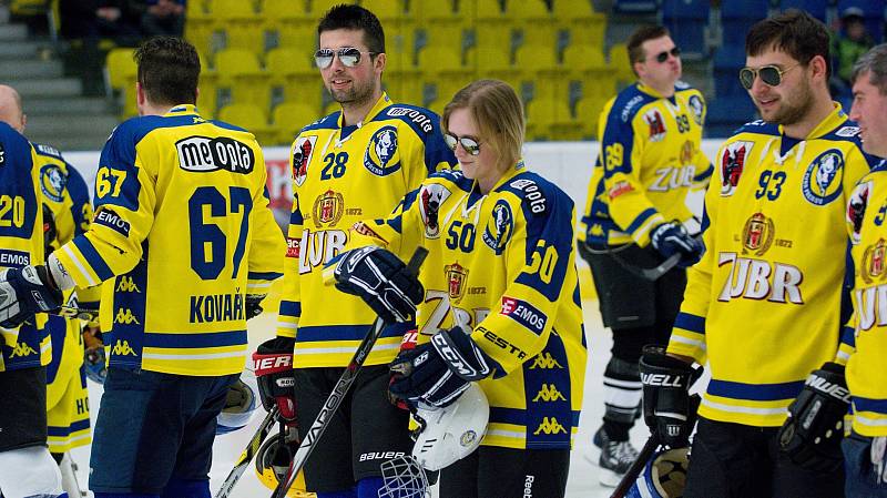 Hokejisté HC Zubr Přerov (v modrém) v "Posledním špílu sezony" profi sým fanouškům. Foto: Deník/Jan Pořízek