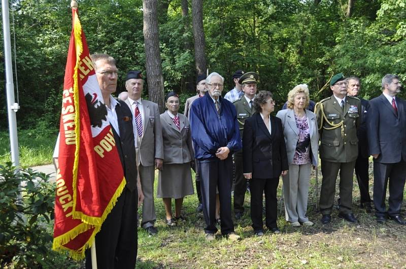 Uctít památku obětí Přerovského povstání přišli k památníku v olomoucké čtvrti Lazce zástupci města, kraje, Sokola a dalších organizací.