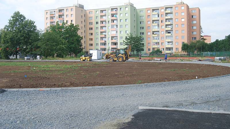 Nového sportoviště se dočká Základní škola Za mlýnem v Přerově. Práce potrvají do konce prázdnin (na snímku).