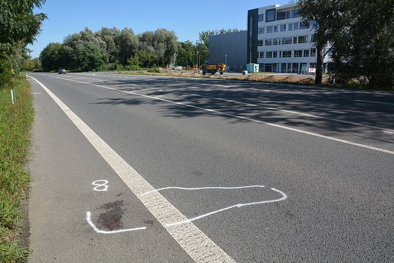 Tragická nehoda, při které zemřely dvě mladé dívky se stala v sobotu večer v Lipnické ulici v Přerově. K nehodě došlo v místech, kudy si lidé zkracují cestu.