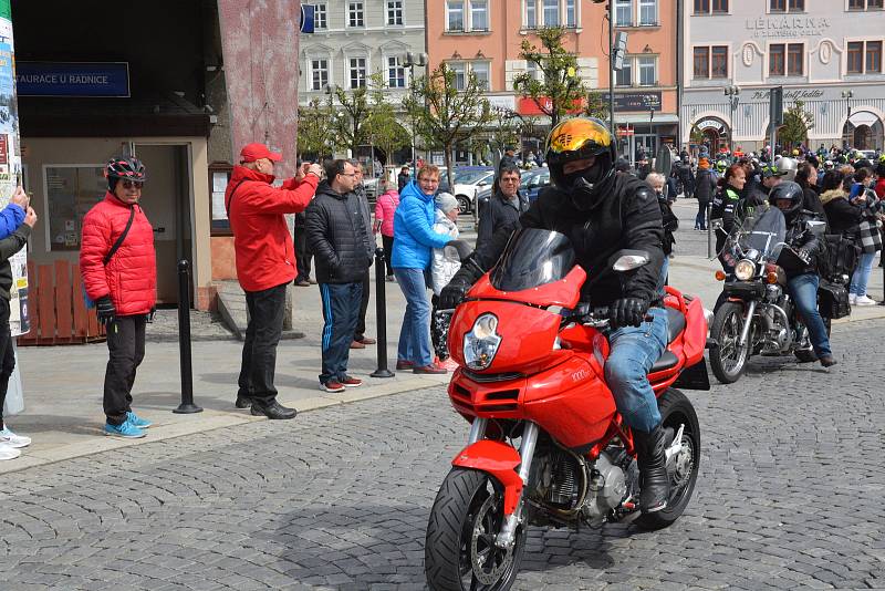 Na sto padesát motorkářů obsadilo v sobotu Masarykovo náměstí v Přerově, aby zahájili letošní sezonu. Motorkáři z různých koutů Moravy, ale i Polska vyrazili kolem půl druhé odpoledne na spanilou jízdu regionem