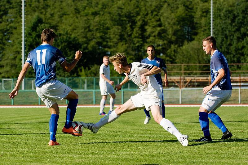 Fotbalisté Přerova (v modrém) proti rezervě 1. HFK Olomouc.