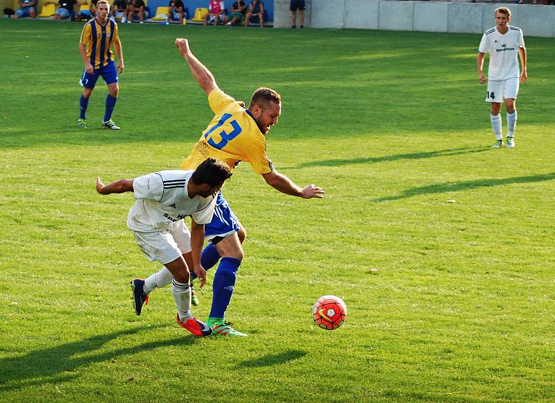 Fotbalisté Kozlovic (v pruhovaném) proti SK Hranice (2:1)