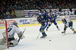 Čtvrté utkání čtvrtfinále play-off hokejové Chance ligy mezi HC Zubr Přerov a Rytíři Kladno. Marek Sikora přihrává na rozhodující branku Tomáši Sýkorovi.