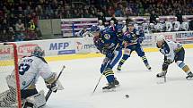 Čtvrté utkání čtvrtfinále play-off hokejové Chance ligy mezi HC Zubr Přerov a Rytíři Kladno. Marek Sikora přihrává na rozhodující branku Tomáši Sýkorovi.