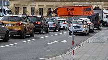 V Přerově se kvůli stavbě průpichu uzavřela frekventovaná Tovární ulice - auta se štosovala hlavně v Palackého a Komenského ulici, 3. května 2021