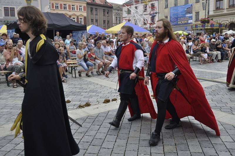 Historický průvod centrem Přerova, ale také řemeslný jarmark a celá řada zajímavých vystoupení na Horním náměstí - takový byl program Svatovavřineckých hodů během neděle.