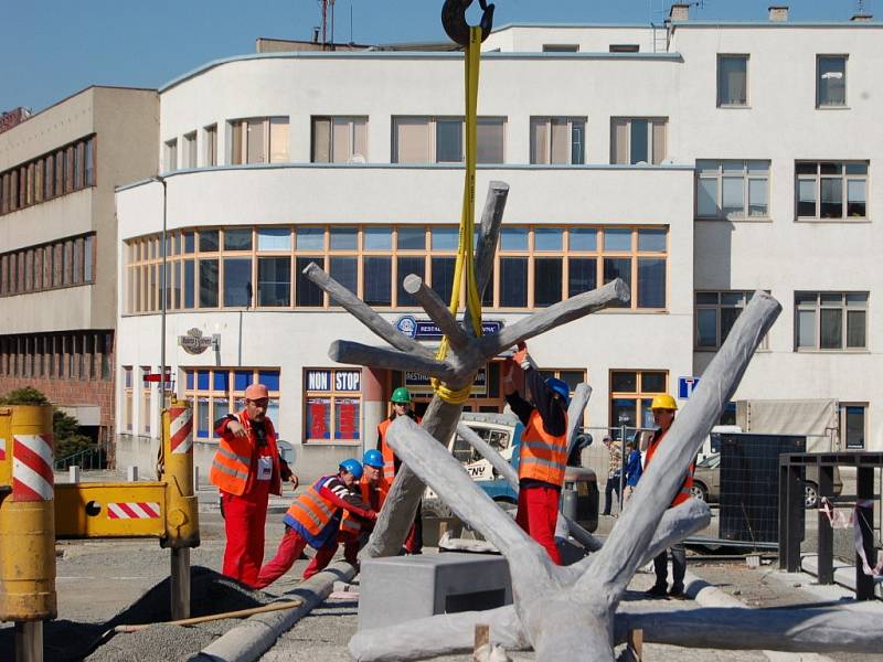 Stavba Tyršova mostu - osazování betonových stromů