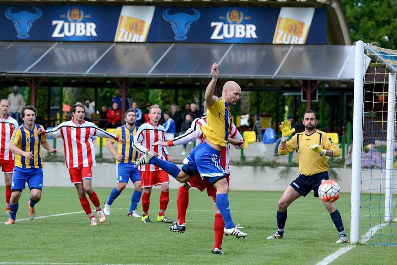 Fotbalisté Kozlovic (v modrožluté) proti Staré Říši