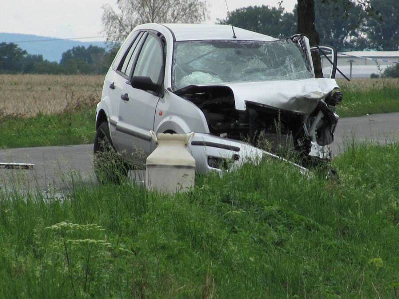 Tragická srážka fordu a felicie mezi Kojetínem a Měrovicemi