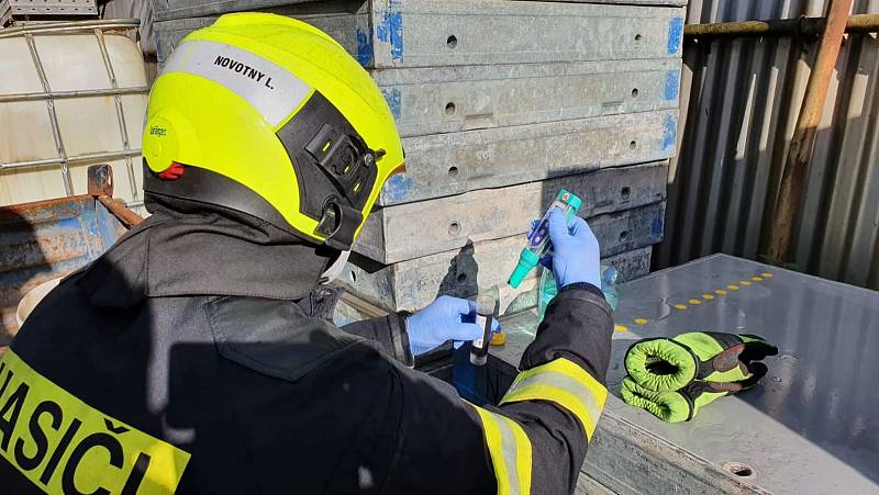 Následky úniku zhruba tisíc litrů síranu železitého v průmyslovém areálu v Lobodicích likvidovali profesionální hasiči z Přerova a Kojetína. 10. 6. 2021