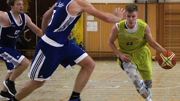 Basketbalisté Lipníku (ve žlutém) v utkání s BK Žďár nad Sázavou.