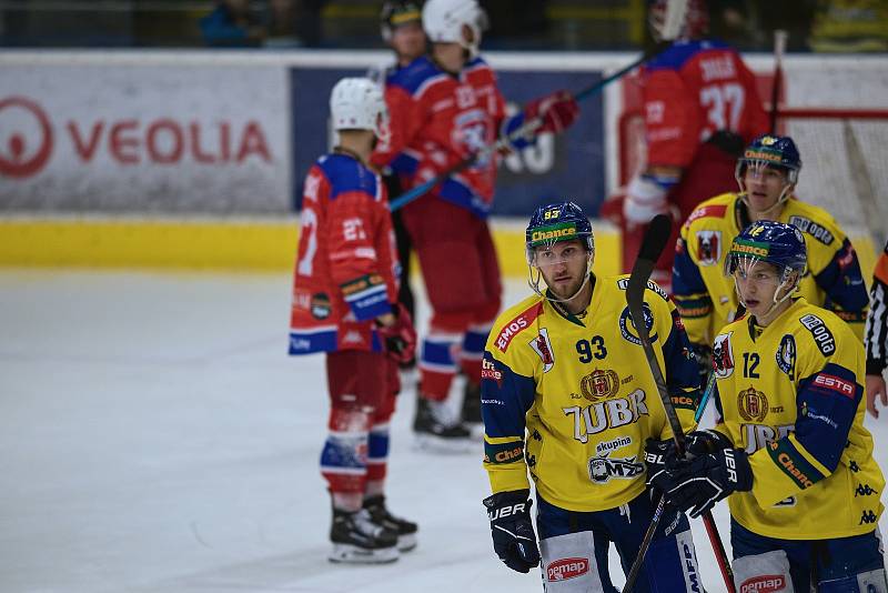 Hokejisté Přerova (ve žlutém) proti HC RT Torax Poruba.