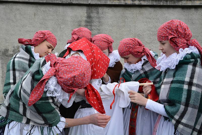 Vhozením smrtky do řeky Bečvy se děti z Folklorního souboru Trávníček rozloučily se zimou. Tradiční vynášení smrtky přilákalo v neděli dopoledne do centra Přerova davy lidí.