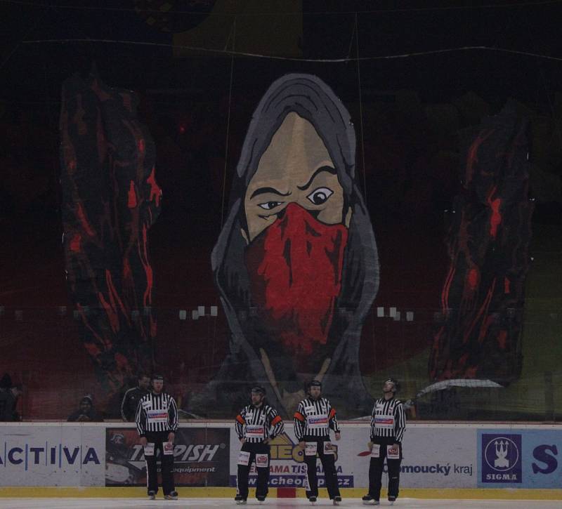 Vyhecované derby přineslo hned dvacet vyloučení a šest branek. První duel předkola ze začátku vypadal na jasnou záležitost. Prostějov vedl 2:0. V polovině zápasu, ale Přerov během dvou minut a dvanácti sekund stav otočil na 3:2 a výhru už nepustil.