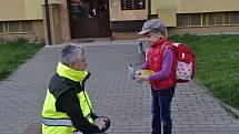 Policisté se tento týden zaměřili na bezpečné přecházení dětí u základních škol v Přerově. Jedno ze stanovišť bylo ve středu i před školou v Hranické ulici v Předmostí.