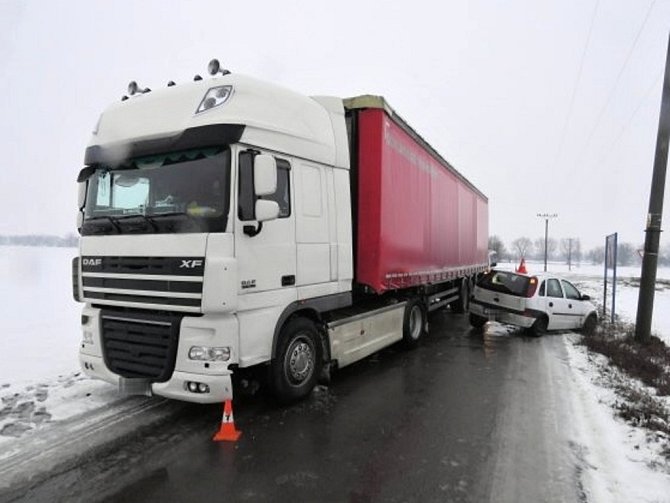 Srážka nákladního vozu s osobním autem v Polkovicích