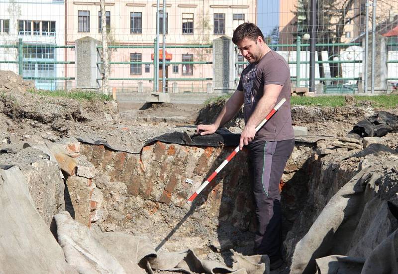 Přerovští archeologové se znovu vrátili „na místo činu“ – do lokality Na Marku, kde byly před lety učiněný významné objevy – základů kostela sv. Marka a bratrské školy. Začala stavba památníku, který má být důstojnou prezentací nálezů.