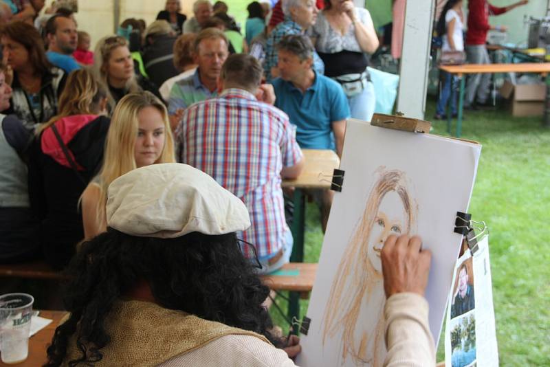 Řinčení mečů se rozléhalo během soboty parkem ve Veselíčku. Třetí ročník akce Dobývání Moravské brány měl jasné téma – vladaře Karla IV. Milníky z jeho života rozdělené do scének mohli návštěvníci vidět během celého dne. 