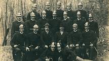 Společná fotografie vinarských dobrovolných hasičů z roku 1925. Skupinová fotografie vznikla v areálu Skalka. Sbor byl vybaven výstrojí, která byla pořízena z darů občanů, kteří v obci žili.