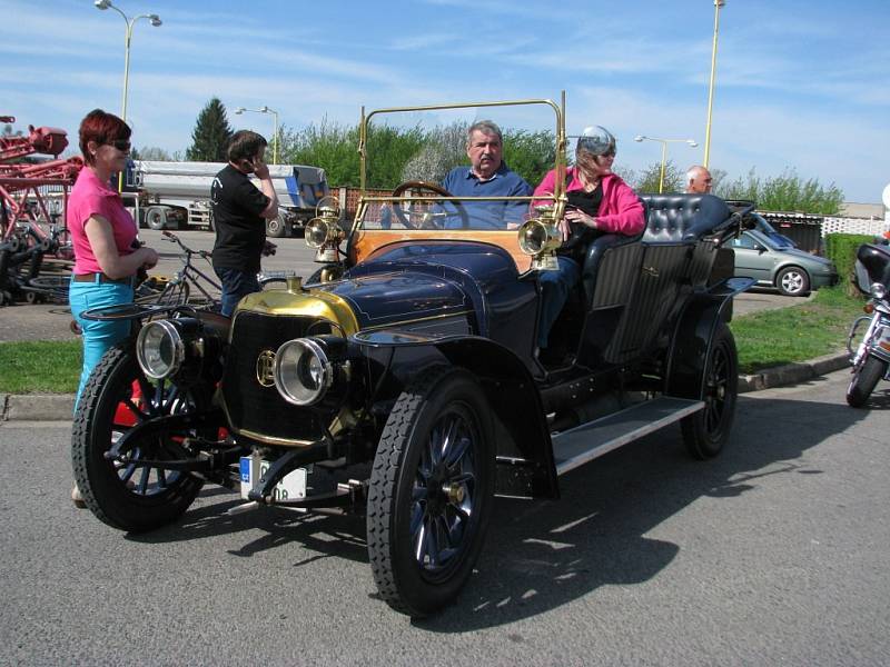 Tradiční Jarní jízdou zručnosti zahájil v neděli 29. dubna Oldtimer club Helfštýn svou letošní sezonu