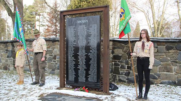 ŠOA. V Lipníku nad Bečvou odhalili památník obětem holocaustu. Je na něm 164 jmen židovských obyvatel města, kteří nepřežili hrůzy koncentračních táborů.