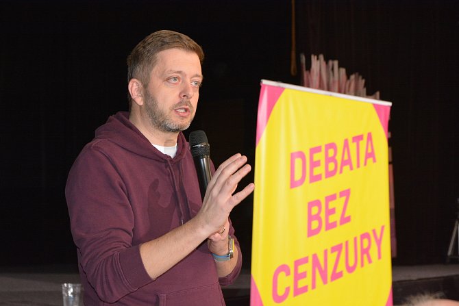 Na tři stovky lidí dorazily v pondělí odpoledne do přerovského klubu Teplo na debatu bez cenzury s ministrem vnitra Vítem Rakušanem. Zpočátku emotivní diskusi se podařilo ukočírovat, takže ministr si v Přerově pochvaloval, že se debata obešla bez nadávek.