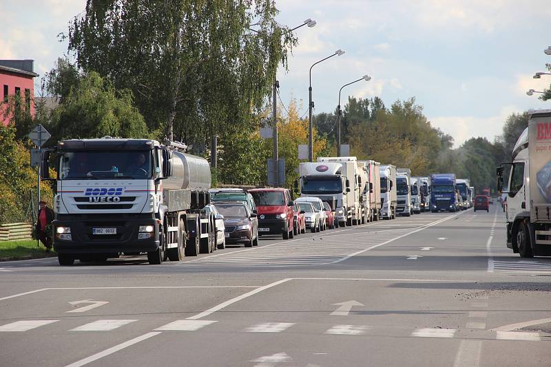 Dopravní zácpy se začaly tvořit po uzavírce dvou důležitých kruhových objezdů v centru Přerova
