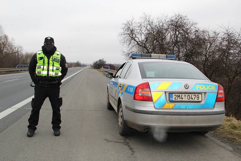 Policejní kontroly řidičů u sjezdu na dálnici u Horní Moštěnice - 1. března 2021