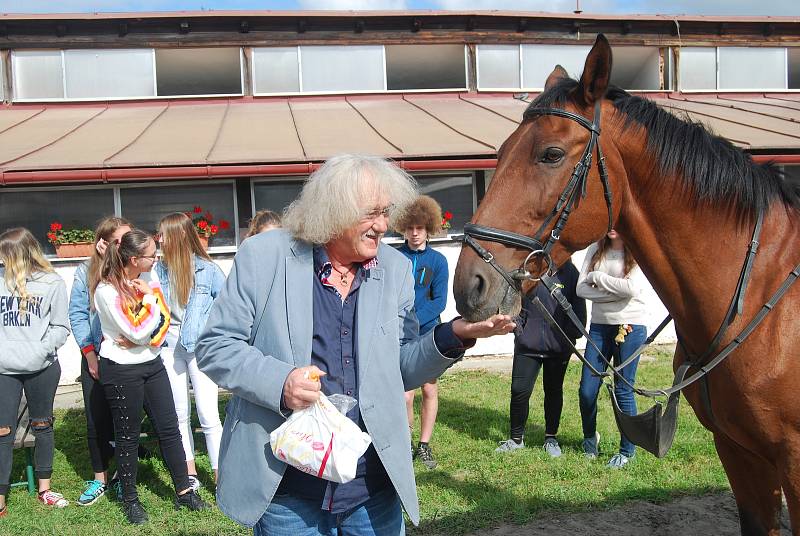 Na svého koně Indiga se přišel podívat do areálu Střední zemědělské školy v Přerově kytarový virtuóz Lubomír Brabec. Koně před lety daroval škole za symbolickou korunu.
