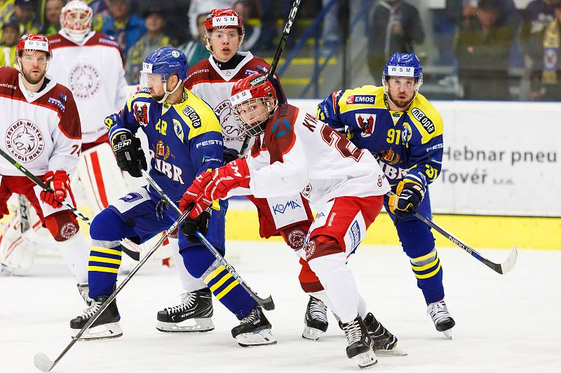 Hokejisté HC Zubr Přerov (v modrém) proti Frýdku-Místku (1:3).