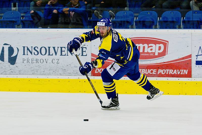 Hokejisté Přerova (v modrém) proti Ústí nad Labem (7:4).