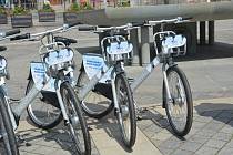 V Přerově se objevily stojany na sdílená kola. Lidé si mohli nová kola vyzkoušet na Masarykově náměstí. 29. 6. 2023