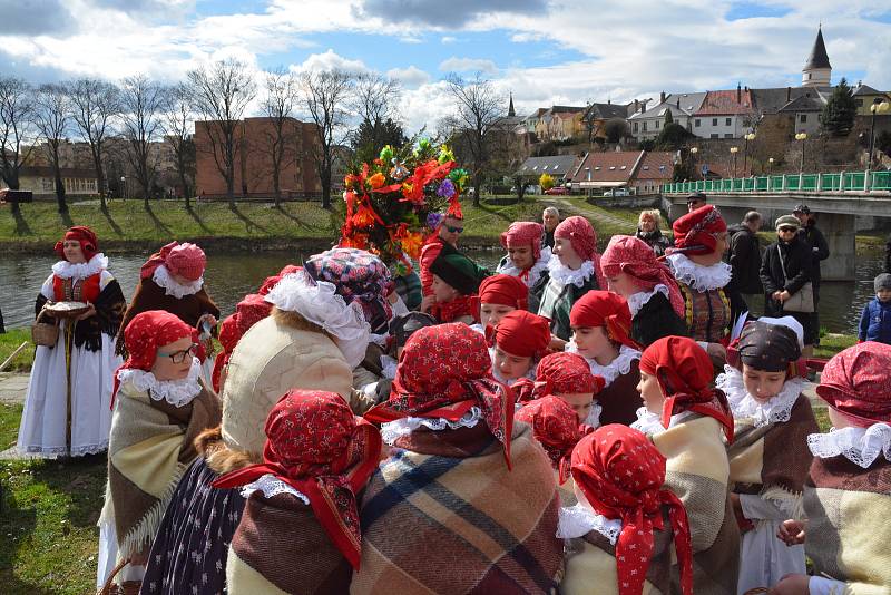 Vhozením smrtky do řeky Bečvy se děti z Folklorního souboru Trávníček rozloučily se zimou. Tradiční vynášení smrtky přilákalo v neděli dopoledne do centra Přerova davy lidí.