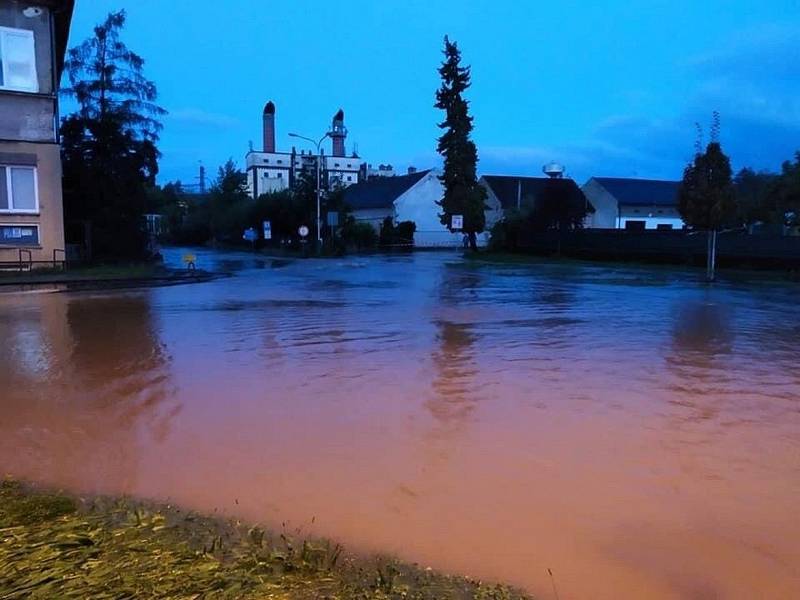 V Brodku u Přerova voda zatopila část obce, 15. října 2020