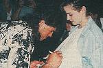 Jaromír Jágr na improvizované autogramiádě před přerovským hotelem GPB v srpnu 1995