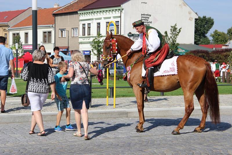 Velkolepý krojovaný průvod Hanáků s Ječmínkovou jízdou králů prošel v neděli ráno ulicemi Kojetína. Město celý víkend žilo tradičními hody.