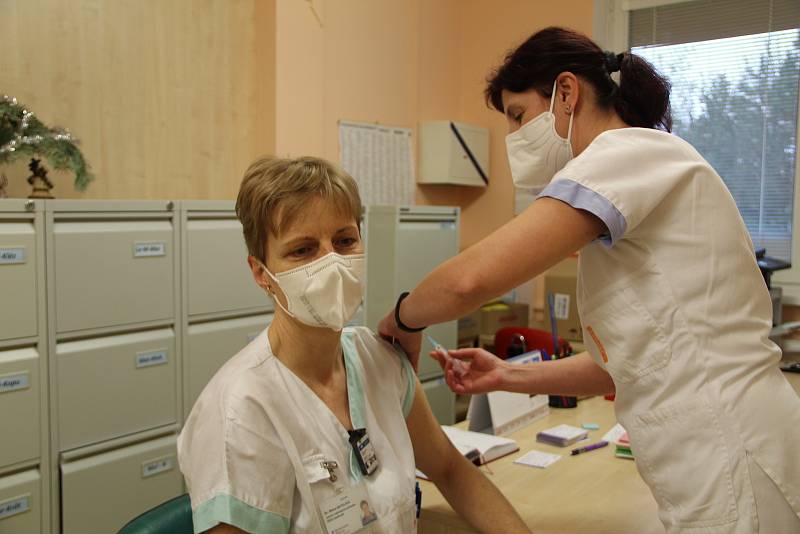 V přerovské nemocnici začalo očkování zdravotníků proti nemoci covid-19. Mezi těmi, kteří se přišli nechat naočkovat byla i Milena Matelová, která pracuje jako vedoucí radiologický asistent.