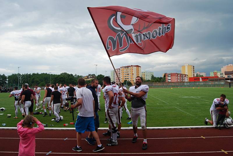 Přerovští Mamuti ve finále 2. ligy amerického fotbalu porazili Prague Black Panthers 35:0 a slavili titul.