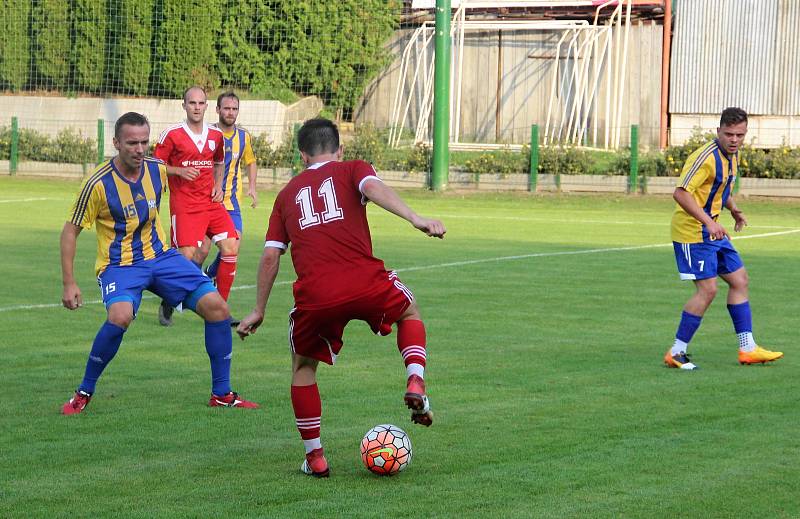 Přípravné utkání mezi fotbalisty Kozlovic a Uničova (v červeném).