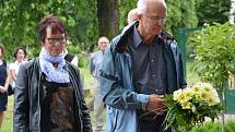 Památku 267 obětí masakru na Švédských šancích uctili v neděli na Městském hřbitově zástupci Přerova a slovenské Dobšiné, odkud pocházela více než stovka zavražděných.