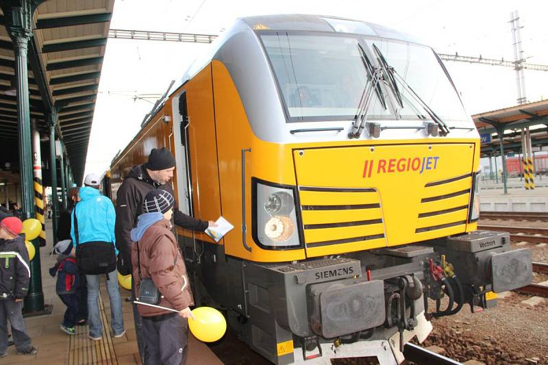 Představení soupravy Regiojet na přerovském nádraží v listopadu 2015 před zahájením pravidelného provozu