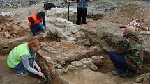 Další významné nálezy učinili přerovští archeologové poblíž Tyršova mostu. Nalezli soubor pozdně gotických, reliéfně zdobených komorových kachlů z přelomu 15. a 16. století.