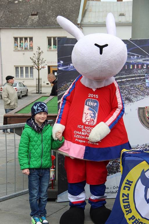 Focení na náměstí TGM v Přerově s maskoty MS v hokeji. Přidal se i maskot přerovského týmu HC Zubr