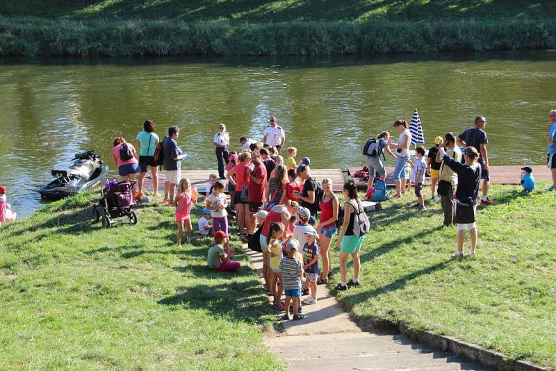 S úsměvem do školy – tak se jmenuje akce, kterou uspořádalo prvního září pro přerovské děti město. Projížďka člunem přilákala k loděnici tisícovku dětí. Ratolesti se mohly zapojit také do nejrůznějších soutěží.