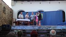 Prázdninovou přehlídku Dostavníčko s divadlem zahájilo ve čtvrtek 2. července Divadlo bez zákulisí ze Sokolova. 