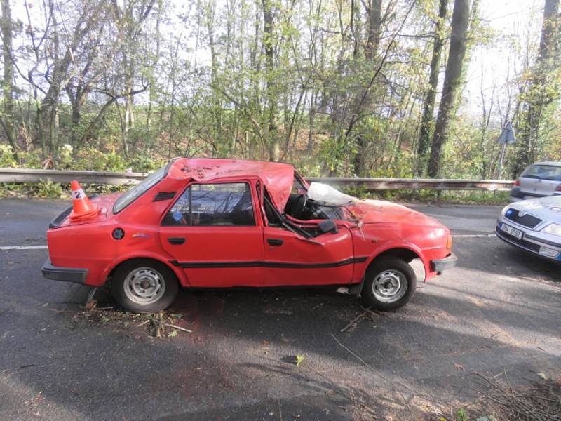 Silný vítr způsobil v neděli dopravní nehodu u Opatovic na Hranicku. Na projíždějící automobil spadla větev.