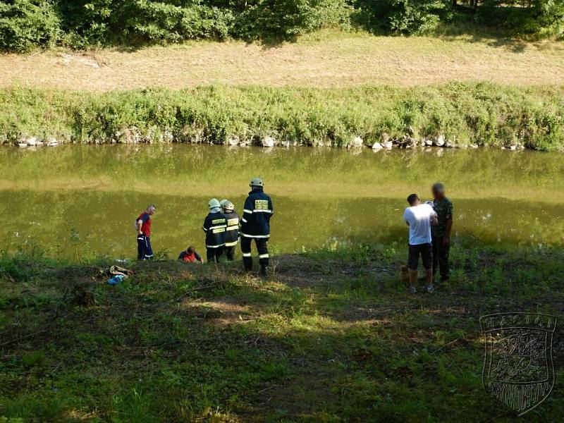 Hasiči a záchranáři pomáhají muži, který se zranil při lovu sumce u Oseku nad Bečvou